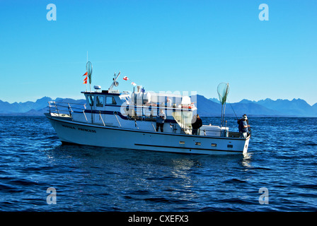 La dérive de la pêche Les pêcheurs à la turlutte groupe bateau de partie rouler sur l'océan Pacifique à Ucluelet gonfle BC Banque D'Images