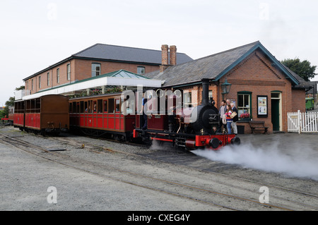 Train à vapeur Tywyn Wharf Gare Tal y Llyn de fer étroit Gwynedd au Pays de Galles Cymru UK GO Banque D'Images