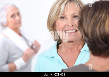 Les femmes mûres dans la salle de sport Banque D'Images