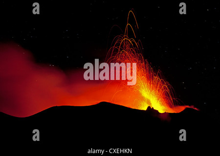 Éruptions volcaniques du volcan Stromboli, Iles Eoliennes, Italie Banque D'Images