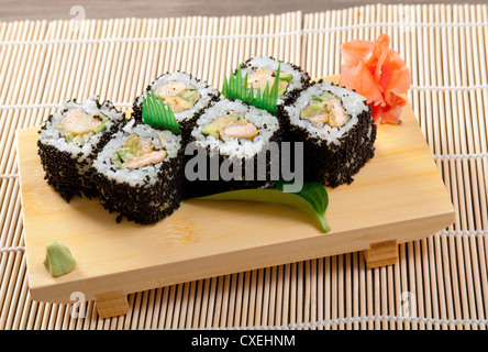 Rouleau de sushi japonais fait du poisson fumé Banque D'Images