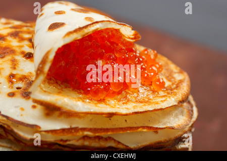 Crêpes russes avec du caviar rouge Banque D'Images