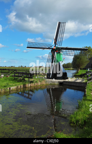 L'ancien moulin à vent se reflète dans l'étang. Banque D'Images