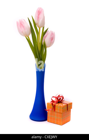 Tulipe rose boîte cadeau ang sur fond blanc Banque D'Images