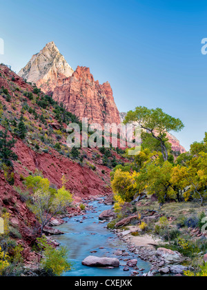 La couleur de l'automne et de Virgin River. Zion National Park, Utah. Sky a été ajouté Banque D'Images