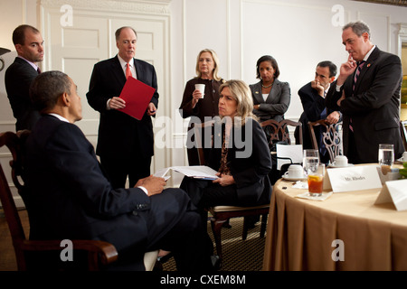 Le président américain Barack Obama reçoit un briefing avant une réunion bilatérale avec le premier ministre David Cameron du Royaume-Uni 21 septembre 2011 à l'hôtel Waldorf Astoria à New York, N.Y. De gauche à droite : Ben Rhodes, Vice-conseiller à la sécurité nationale pour les communications stratégiques ; la conseillère pour la sécurité nationale, Tom Donilon, Secrétaire d'Etat Hillary Rodham Clinton ; Liz Sherwood-Randall, Assistant spécial du Président et directeur senior du CCS pour les affaires européennes ; Susan Rice, Ambassadeur des États-Unis à l'Organisation des Nations Unies ; Phil Gordon, secrétaire d'État adjoint aux affaires européennes et eurasiennes. Banque D'Images