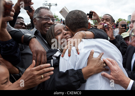 Le président américain Barack Obama épouse une femme dans la foule après la célébration de la fête du Travail le 4 septembre 2011 à Detroit, Michigan. Banque D'Images