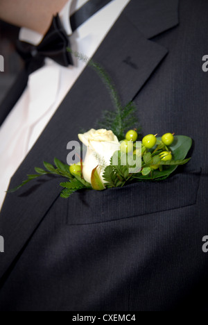 Boutonnière de mariage avec rose sur mans suite Banque D'Images