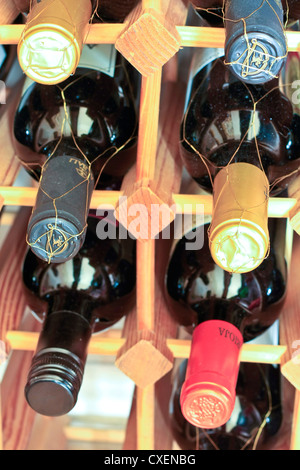 Des bouteilles de vin poussiéreux dans un casier à vin en bois Banque D'Images