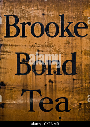 Enamel metal Brooke Bond Tea sign datant des années 40. La rouille et oxydés. Banque D'Images