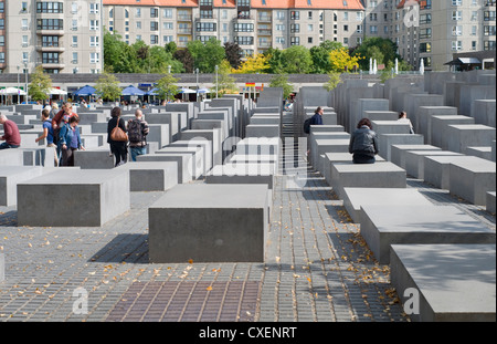 Les touristes au mémorial de l'Holocauste à Berlin, Allemagne Banque D'Images