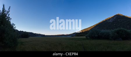 Un panorama de l'image deux Lac Juin Juin en Californie le lac au coucher du soleil d'août 2012 Banque D'Images