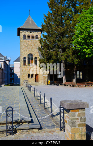 La chapelle de St François d'assise de Banneux, Belgique, un dimanche de Pâques. Petite place Banneux est un pilgrimge catholique populaire Banque D'Images