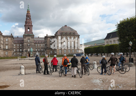 Les touristes sur une visite au château de Christiansborg à la fin de l'été / automne après-midi. Copenhague, Danemark. Banque D'Images