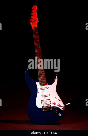 Guitare électrique dans le rayon de lumière rouge Banque D'Images