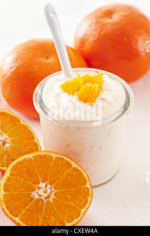 Le yogourt avec fruits orange Banque D'Images