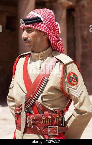 Agent de police bédouine sur la garde à l'ancienne ville historique de Petra, Jordanie Banque D'Images