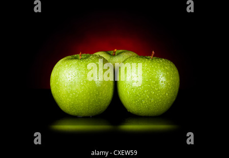 Les pommes en lumière rouge Banque D'Images