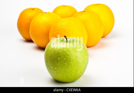 Orange et Apple comme des boules de billard Banque D'Images