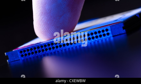 Doigt sur carte flash de lumière bleue libre Banque D'Images