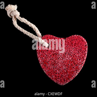 Pierre en forme de coeur rouge avec corde Banque D'Images