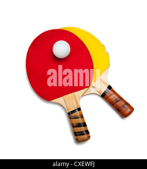 Le rouge et jaune le ping-pong paddles sur fond blanc Banque D'Images