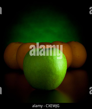 Orange et Apple comme des boules de billard Banque D'Images