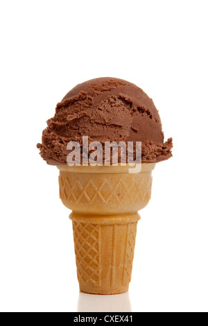 Cornet de crème glacée au chocolat sur fond blanc Banque D'Images