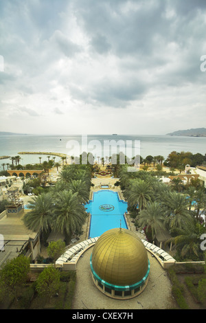 Piscine avec de l'eau d'azur Banque D'Images