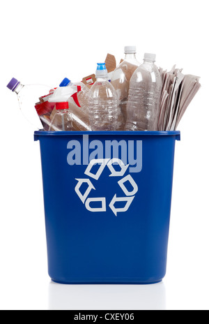 Corbeille bleue avec des bouteilles en plastique et des journaux sur un fond blanc Banque D'Images