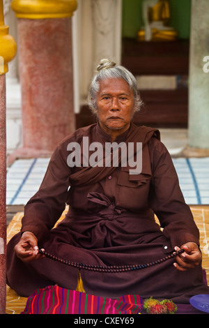Un saint homme à la pagode Shwedagon PAYA ou qui date de 1485 - Yangon, Myanmar Banque D'Images