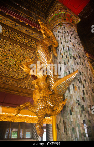 Verre & DRAGON D'or à la PAYA SHWEDAGON PAGODA ou qui date de 1485 - Yangon, Myanmar Banque D'Images