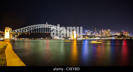 Nuit grand angle de capture de Sydney Harbour Bridge et de la ville de McMahon's Point Banque D'Images