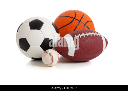 Un assortiment de ballons de sport sur un fond blanc Banque D'Images