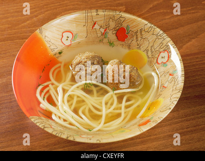 Soupe avec des boulettes de viande Banque D'Images