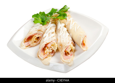 Crêpes roulées farcies de jambon et de fromage. Banque D'Images