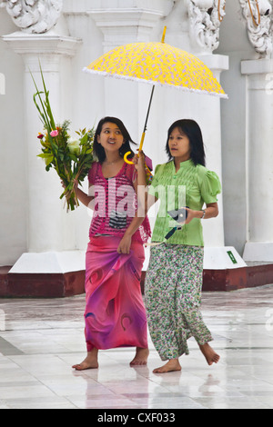 Filles birmanes avec parasols à la PAYA SHWEDAGON PAGODA ou qui date de 1485 - Yangon, Myanmar Banque D'Images