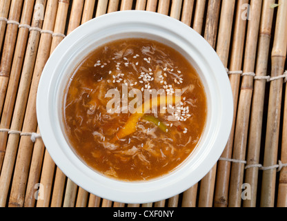 Soupe aux nouilles boeuf style chinois Banque D'Images