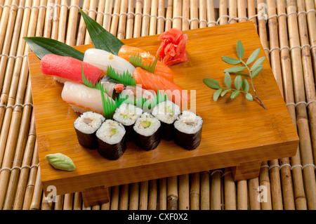 Rouleau de sushi japonais fait du poisson fumé Banque D'Images