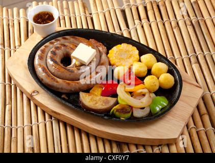 Rôti de fabrication de saucisses avec légumes Banque D'Images