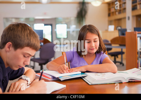 Les étudiants qui étudient dans la bibliothèque Banque D'Images