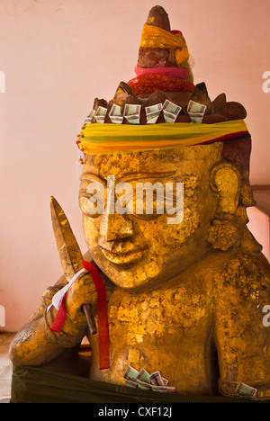 Ce NAT est de l'or religion animiste à la pagode SHWEZIGON achevée en 1102 par le roi annonce Kyansittha - BAGAN, MYANMAR Banque D'Images