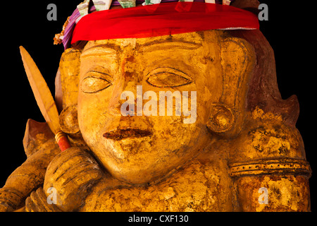 Ce NAT est de l'or religion animiste à la pagode SHWEZIGON achevée en 1102 par le roi annonce Kyansittha - BAGAN, MYANMAR Banque D'Images