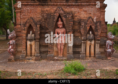 Le KAHTIKEPAN DROIT rarement visité temple complexe offrent des sculptures dans nitches extérieur - BAGAN, MYANMAR Banque D'Images