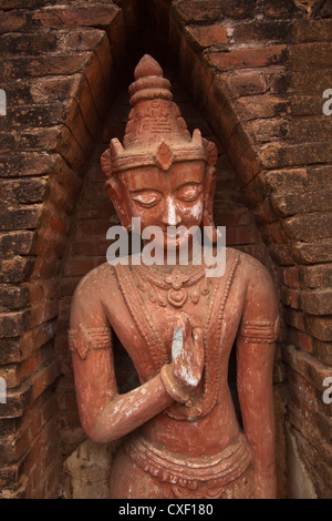 La loi rarement visité temple KAHTIKEPAN BHUDDHIST complexe dispose d'une déité STATUE - BAGAN, MYANMAR Banque D'Images