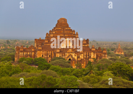 Le 12e siècle DHAMMAYANGYI PAHTO ou temple est le plus grand de Bagan et a probablement été construit par Narathu - Myanmar Banque D'Images