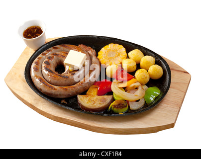 Rôti de fabrication de saucisses avec légumes Banque D'Images