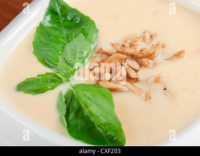 Crème de légumes soupe avec de la viande fumée Banque D'Images