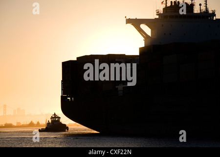 Remorqueur et container ship in port d'Oakland Banque D'Images