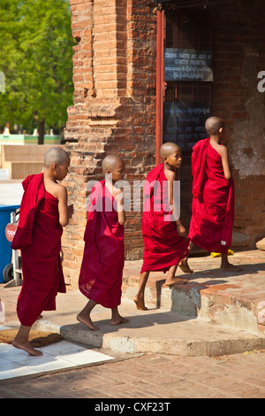 Les jeunes moines bouddhistes entrez l'un des stupas de l'ALO PYI GROUP - BAGAN, MYANMAR Banque D'Images